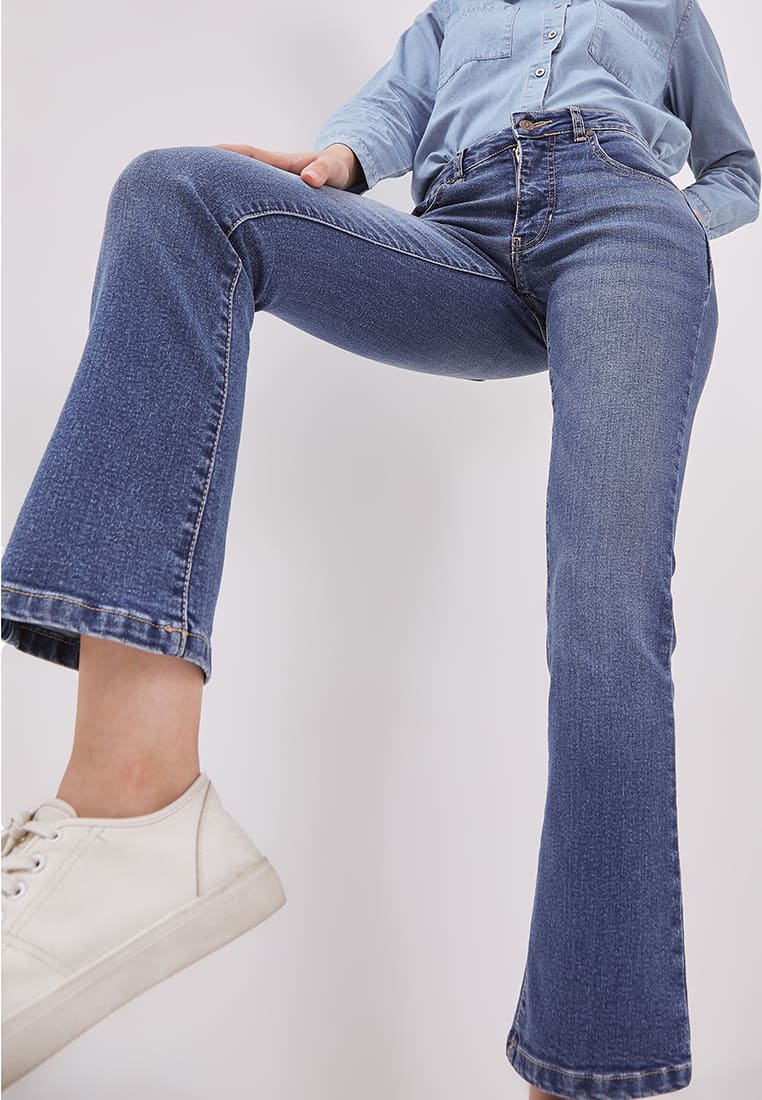 DUST Celana Mid Rise Bootcut Jeans Laira Medium Light Blue (D. 31307)